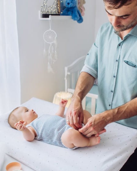 Papa wickelt mit Stoffwindeln